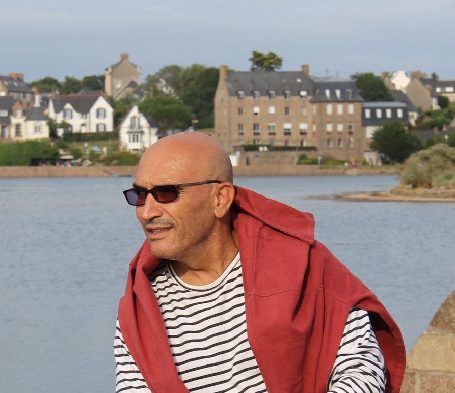 Portrait de Toufik Hedna, architecte et chroniqueur urbain, en bord de mer