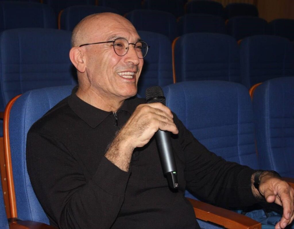 Toufik Hedna au micro lors d’une conférence